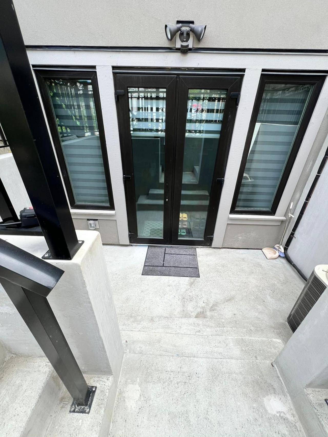 Private Rooms In Vancouver West Экстерьер фото